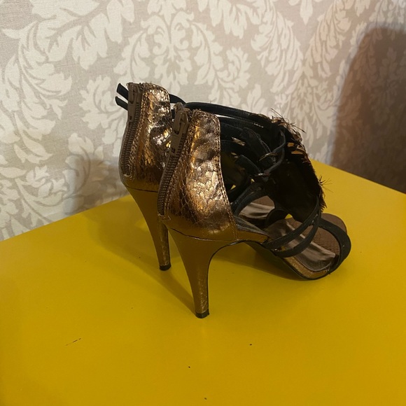 Peacock feathery Heels - Picture 3 of 4